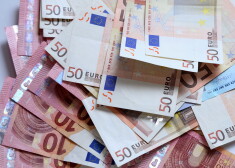 Eiro banknotes.