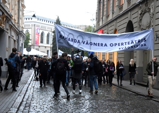 Oktobra sākumā Vecrīgā notika Rīgas koru organizēta zibakcija, kuras uzdevums bija pievērst sabiedrība uzmanību Vāgnera zāles nākotnei un tās rekonstrukcijas nepieciešamībai.