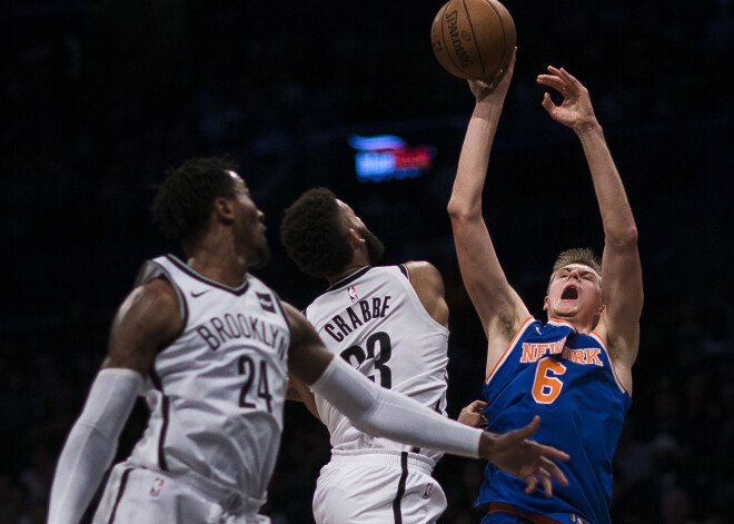 Porziņģim savainojuma dēļ NBA pārbaudes spēle beidzas priekšlaicīgi; Bertānam 10 punkti uzvarā