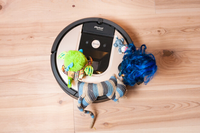 Praktiski un jautri – Līgas un Toma meita Tija nereti rotaļājas, uz “iRobot” vizinot pa dzīvokli savas rotaļlietas.