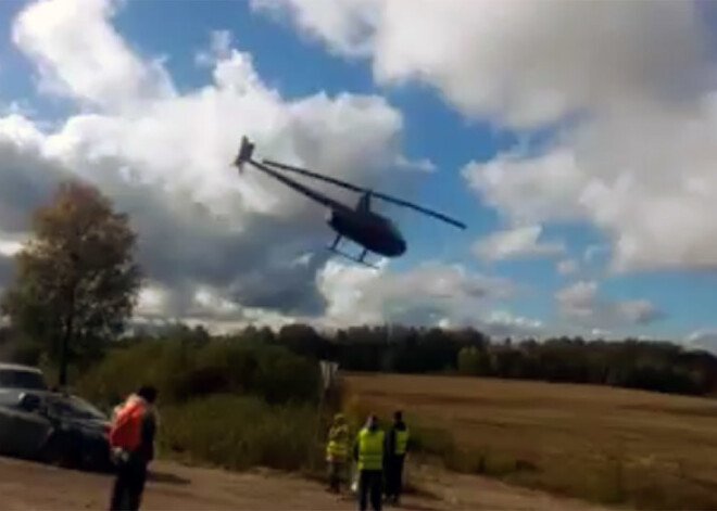 Policija apstiprina, ka helikopters Priekules novadā avarējis, jo aizķēris elektrolīniju