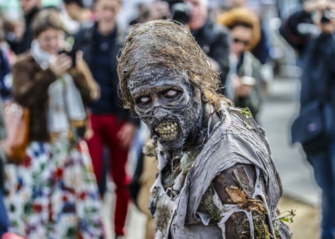 FOTOREPORTĀŽA. Parīzi pārņem zombiji! Noticis tradicionālais zombiju gājiens