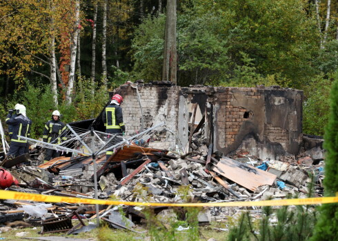 Dzīvojamās mājas drupas Saulkrastu novadā dārzkopības kooperatīva "VEF-Biķernieki" teritorijā, kur noticis sprādziens un nelaimē gājuši bojā pieci cilvēki.