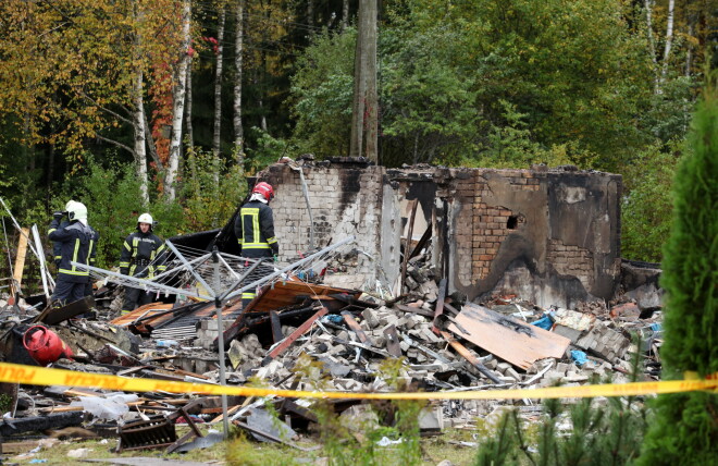 Dzīvojamās mājas drupas Saulkrastu novadā dārzkopības kooperatīva "VEF-Biķernieki" teritorijā, kur noticis sprādziens un nelaimē gājuši bojā pieci cilvēki.