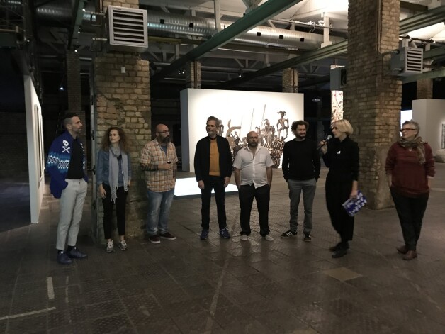 Uz atklāšanu diezgan kuplā skaitā bija ieradušies arī paši mākslas darbu autori.