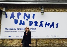 Uz topošā mākslas centra "Zuzeum" jumta Latvijas mākslinieka Kriša Salmaņa neona objekts “Bulta”- mākslinieka veltījums pirmajai "Zuzeum" izstādei. 