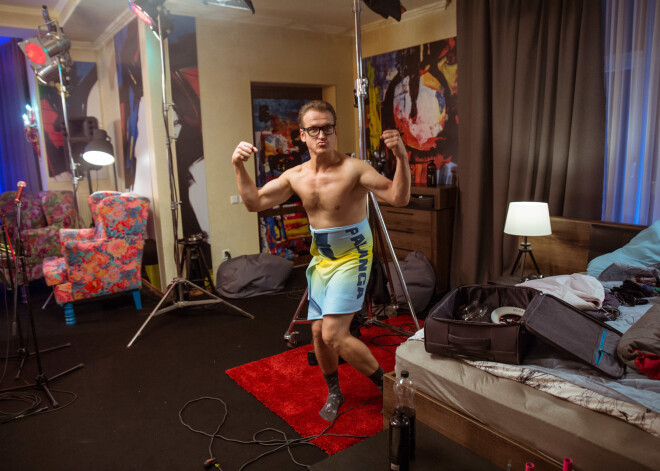 Rešetins pēc šķiršanās filmējas gultas skatos