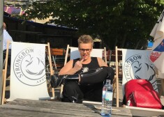 Māksliniece Elīna Maligina atzīst, ka tuvākajā nākotnē Latvijā atgriezties neplāno.