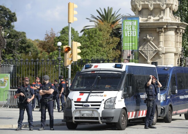 "Drošības apsvērumu dēļ "Parc de la Ciutadella" iedzīvotājiem šodien ir slēgts," tviterī apliecināja Katalonijas reģionālā policija "Mossos d'Esquadra".