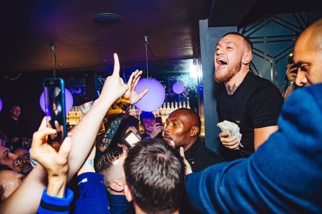 Makgregors Glāzgovas naktsklubā.