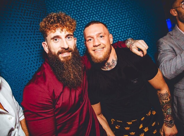 Konors Makgregors tiekas ar futbola faniem.