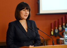 Finanšu ministre Dana Reizniece-Ozola šodien ar leģendāro "budžeta porfeli" ies uz Saeimu.