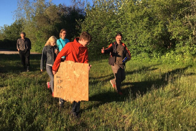 Dabas draugi dodas nosegt mazajiem savvaļas dzīvniekiem bīstamās akas.