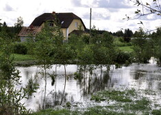 Šī rudens plūdi Latvijai nodarījuši desmitiem miljonu eiro lielus postījumus un zaudējumus. Latvijas valdība nolēmusi vērsties pie ES Solidaritātes fonda, lai no tā dabūtu līdzekļus stihijas seku likvidēšanai.