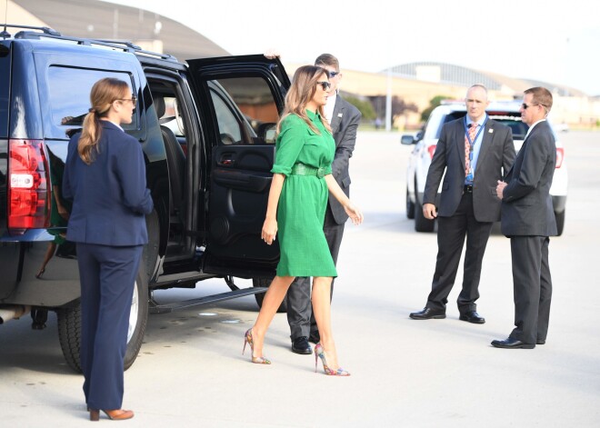 ASV pirmā lēdija Melānija Trampa labām un modernām drēbēm naudu nežēlo. Parasti viņas apģērbs maksā vismaz četrciparu summas. Izejot 450 dolāru vērtajā "Cefinn" kleitā, Trampa atkal sava apģērba dēļ apspriesta medijos.