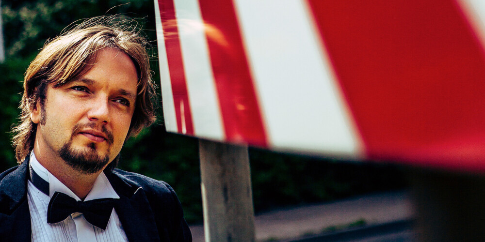 Diriģents Ainārs Rubiķis dzimis 1978. gada 14. jūlijā Rīgā. 2010. gadā viņš guva starptautisku ievērību ar uzvaru 3. Starptautiskajā Gustava Mālera diriģentu konkursā Vīnē. 2011. gadā viņš saņēma Nestlé un Zalcburgas jauno diriģentu festivāla balvu. No 2012. līdz 2014. gadam Ainārs Rubiķis bija Novosibirskas valsts operas muzikālais vadītājs. Par Bernstaina "Mesas" iestudējumu saņēmis prestižo "Zelta maskas" balvu kā labākais diriģents.