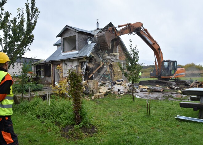 Kalnciemā 10. oktobrī piespiedu kārtā nojauca dzīvojamo ēku "Luģi 1", ko nelikumīgi Lielupes krasta aizsargjoslā pirms vairākiem gadiem bija uzbūvējusi Valentīna Rudenko.