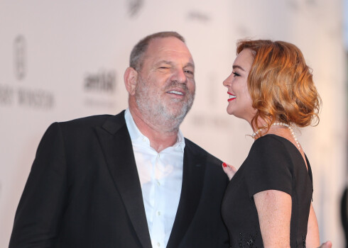 Ерлі-зайыптылар мен трансвеститтің порносы Интернеттегі фильмдердегі секс көріністері