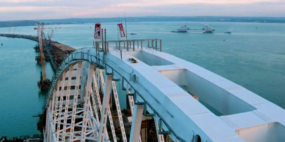 Krievijas tiltam uz anektēto Krimu piegādāta 5500 tonnu smagā lielceļa arka