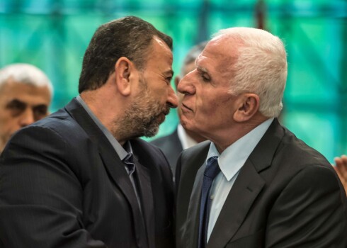 "Fatah" un "Hamas" delegāciju pārstāvji saskūpstās pēc miera līguma parakstīšanas.