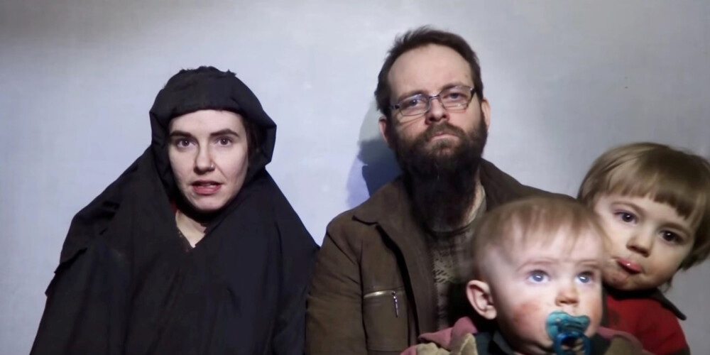 No teroristu gūsta Pakistānā atbrīvo ASV ceļotāju pāri, kuriem nebrīvē piedzima 3 bērni