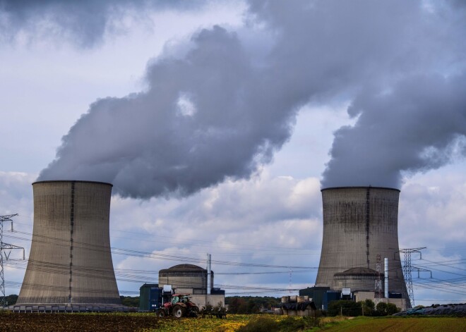 "Greenpeace" aktīvisti aizdedzina petardes Francijas AES