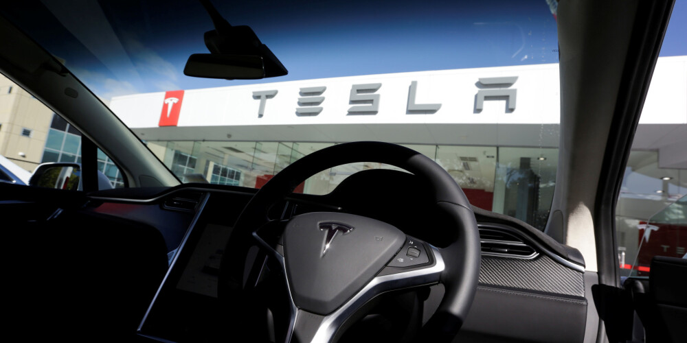 Ķibele ar aizmugures sēdekļiem liek "Teslai" atsaukt tūkstošiem auto