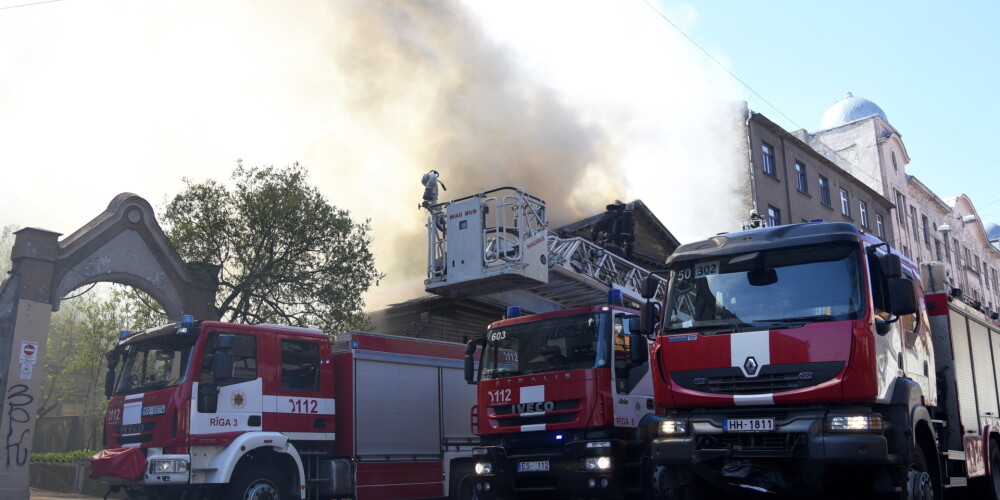 В жилом доме в Риге произошел пожар: спасены пять человек