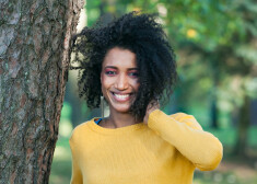 Pirmā tumšādainā Latvijas aktrise Aminata Grieta Diarra savas atšķirīgās ārienes dēļ ikdienā par uzmanības trūkumu nevar sūdzēties.