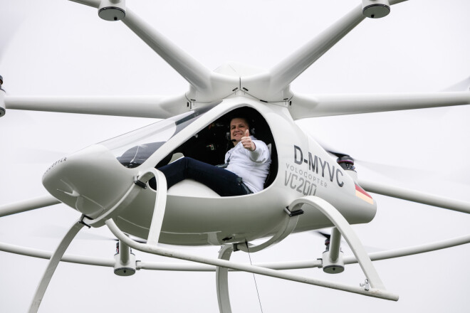 "Volocopter" pirmais lidojums cilvēka vadībā. 