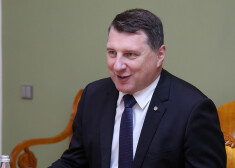 Saeima septembrī noraidīja Vējoņa iesniegto likumprojektu par nepilsoņa statusa piešķiršanas izbeigšanu bērniem. 