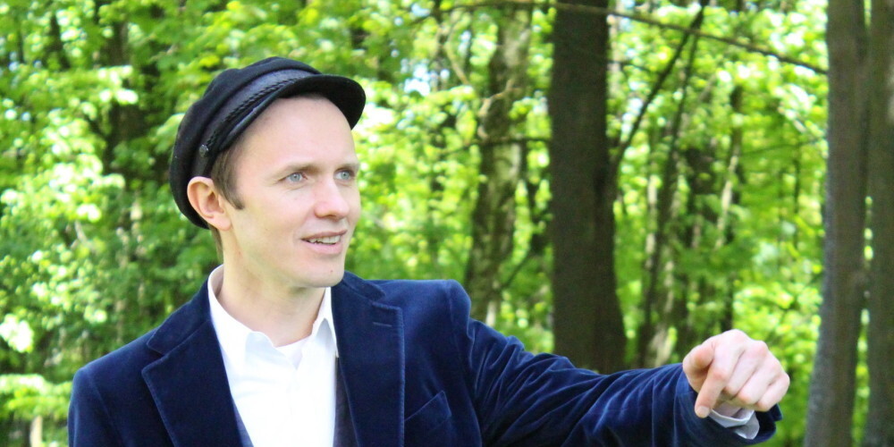 Renārs Kaupers (dzimis 1974. gada 1. septembrī Jelgavā) ir latviešu mūziķis, dziesmu tekstu autors, grupas Prāta Vētra līderis un vokālists. Grupas sastāvā līdz šim ir radīti un publicēti astoņi studijas albumi, un kopš 2000. gada "Prāta Vētra" ieraksti tiek izdoti starptautiski. Renārs Kaupers paralēli piedalījies dažādos muzikālos sadarbības projektos un filmējies vairākās kinofilmās.