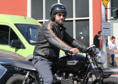 Pēc dramatiska kritiena no motocikla slimnīcā nogādāts aktieris Džerards Batlers