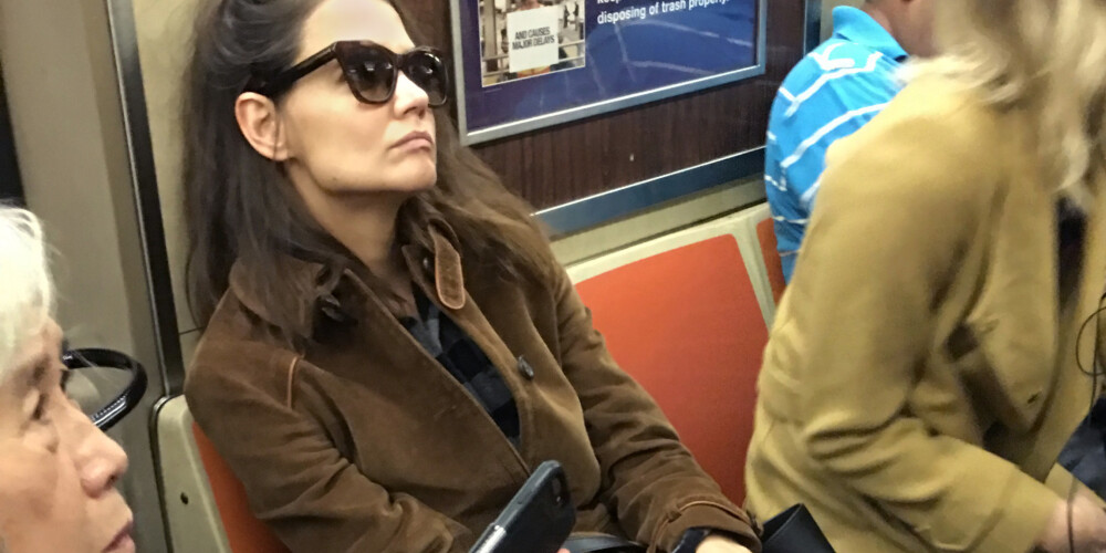 Звезды ездят в метро: экс-супруга Тома Круза прокатилась в нью-йоркской подземке