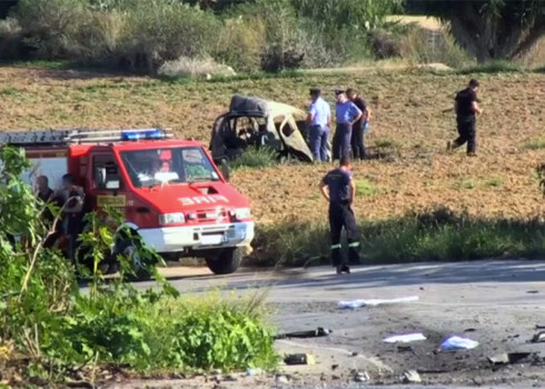 Izmeklētāji notikuma vietā, kur uzsprāga pazīstamās žurnālistes vadītais auto.