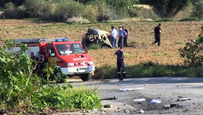 Izmeklētāji notikuma vietā, kur uzsprāga pazīstamās žurnālistes vadītais auto.