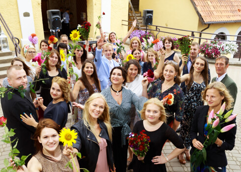 Labs darbiņš, kas padarīts. TV šova vadītāja Baiba Sipeniece – Gavare kopā ar izvēlētajām līgavām un saimniekiem.