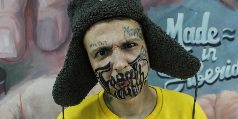Красноярец набил на пол-лица татуировку с фразой «терять нечего»