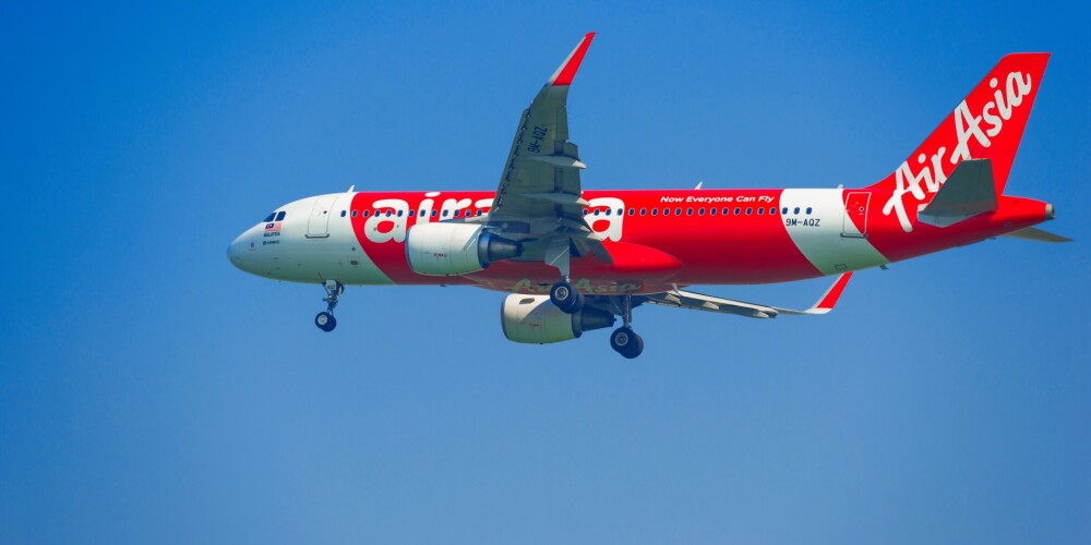 "AirAsia" apkalpe un pasažieri piedzīvo histēriju, lidmašīnai strauji zaudējot augstumu