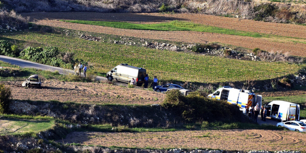Pirmdien,16. oktobrī tika nogalināta Maltas pazīstamākā žurnāliste Dafne Karuana Galisija. Policija paziņoja, ka viņas auto eksplodēja spēcīgs spridzeklis. Karuna Galisija bija Maltā pretrunīgi vērtēta žurnāliste, kura nebaidījās cīnīties pret korupciju, atmaskojot politiķu ofšoru kompānijas un citas pretlikumīgās darbības. To visu viņa aprakstīja savā blogā "Running Commentary".