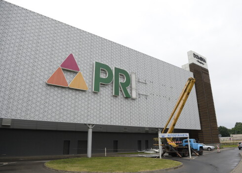 Veikala "Prisma" izkārtnes demonāža no lielveikala "Domina Shopping" sienas.