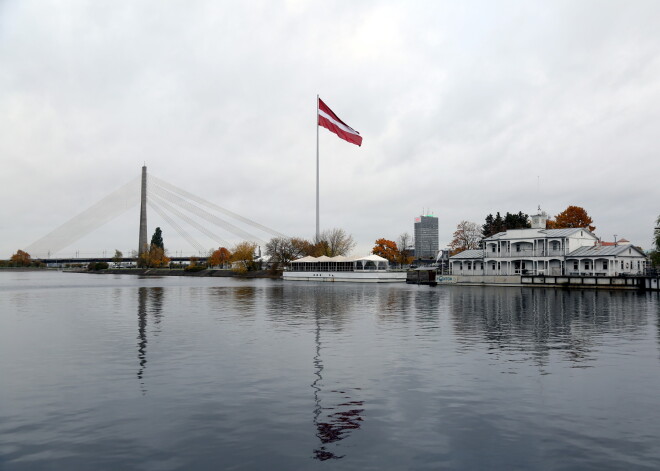 Monumentālais Latvijas karoga 60 metrus augstais masts uz AB dambja.