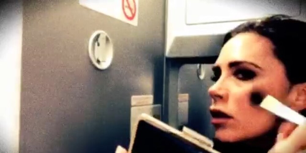 Виктория Бекхэм сняла бьюти-видео в туалете самолета