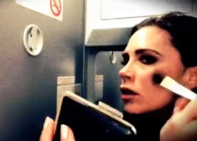 Виктория Бекхэм сняла бьюти-видео в туалете самолета