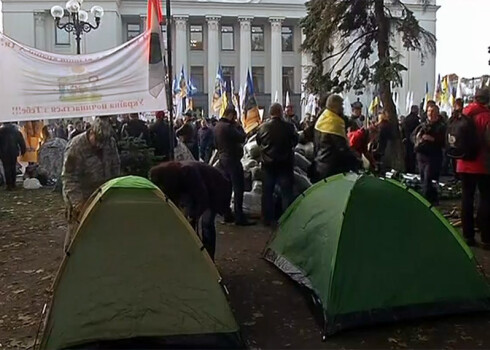 Protestētāji Kijevā pie parlamenta ēkas ceļ teltis.