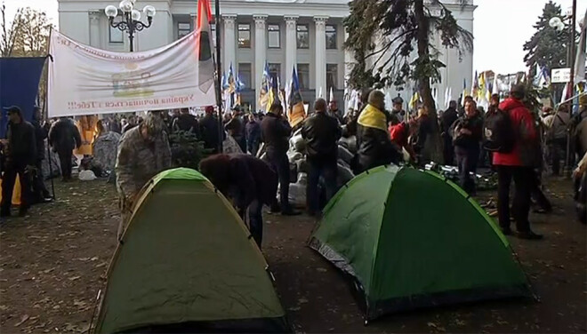 Protestētāji Kijevā pie parlamenta ēkas ceļ teltis.