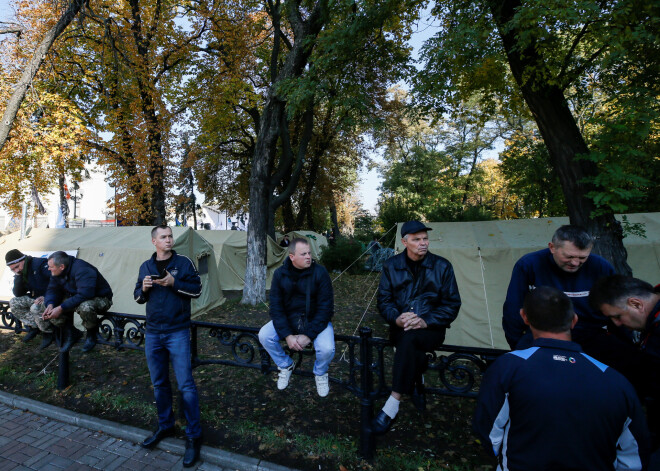 Simtiem protestētāju trešdien ierīkojuši telšu nometni pie parlamenta ēkas Kijevā, turpinot masu protestus, kuru mērķis ir panākt aktīvāku cīņu pret korupciju valdībā un valstī.