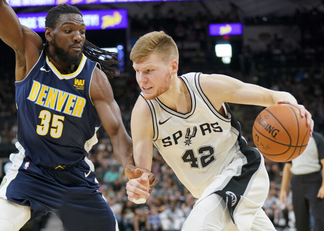 Dāvis Bertāns NBA sezonu sāk ar 4 spēlētām minūtēm grūtā "Spurs" uzvarā