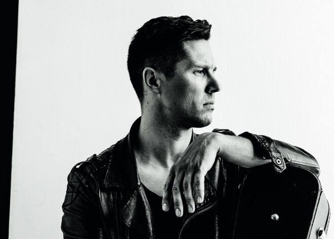 Virtuozais Mārcis Auziņš pirms koncerttūres atzīst: ģitāras viņam ir arī fetiša lieta