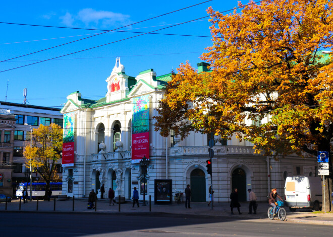 Ceturtdien, 19.oktobrī, klātesot kultūras ministrei Dacei Melbārdei, Rīgas domes priekšsēdētāja vietniekam Andrim Amerikam, Rīgas domes Pilsētas īpašuma komitejas priekšsēdētājam Oļegam Burovam, Latvijas Nacionālā teātra direktoram Ojāram Rubenim, LMT prezidentam Jurim Bindem un būvniecības kompānijas „Velve” valdes priekšsēdētājam Aināram Leitēnam, durvis saviem skatītājiem atvēra Latvijas Nacionālā teātra ēkas jaunā piebūve. Turpmāk teātra skatītājiem ieeja LMT Jaunajā zālē būs no pilsētas kanāla puses.